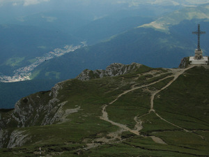 Góry Munti Bucegi, w tle monument 