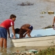 chłopaki czyszczą łódkę