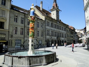 Charekterystyczny dla Szwajcarii plac z fontanną