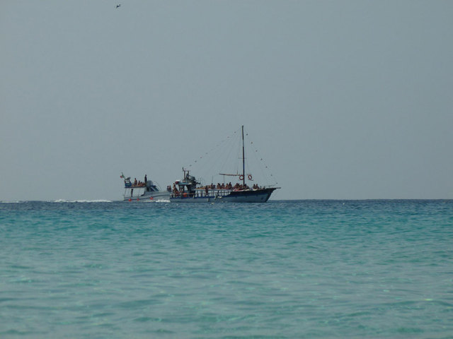 łódź w sąsiedniej zatoce