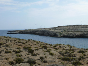 Cala Pisana, po drugiej stronie lotnisko