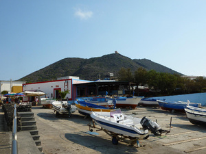 przed nami port, wioska i wulkany