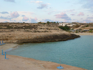 Portu Ntoni z lewej, Cala Croce z Prawej