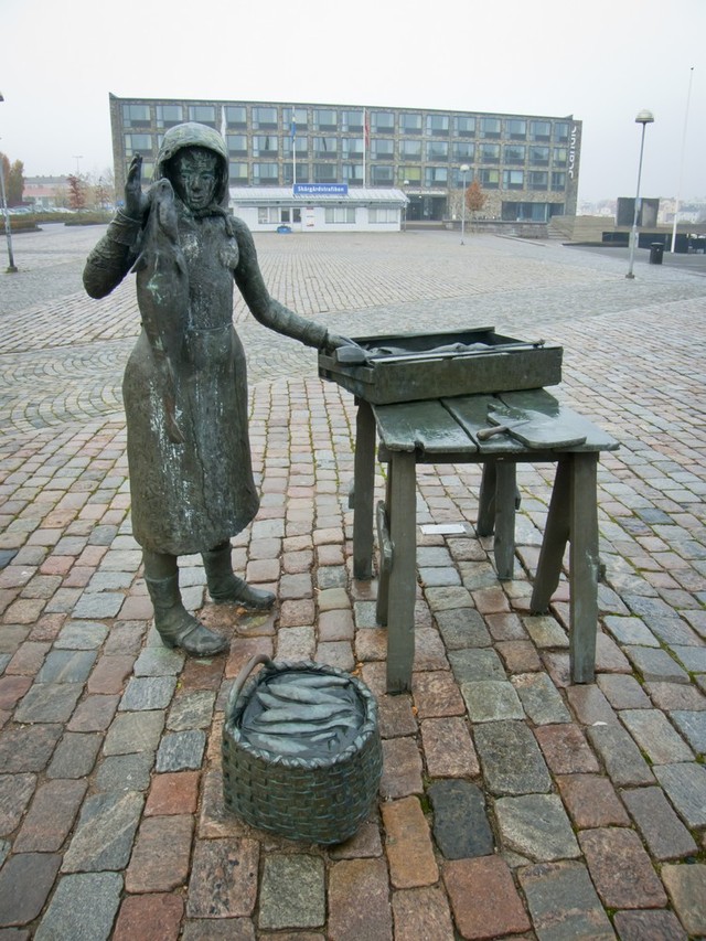 Pomnik rybaczki przy dawnym targu w Karlskronie