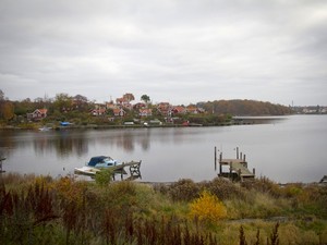 Widok z wyspy Stakholmen na dzielnicę Brändaholm