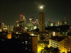 Singapur widok z hotelowego okna noca