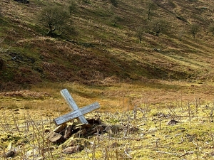 Samotny grób w dolinie Grwyne Fawr