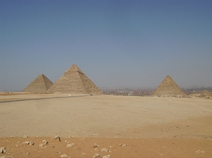32 piramidy