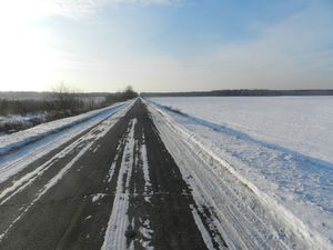 Droga wśród pól zimą