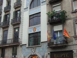 La Rambla. Piękne kamieniczki zdobią ulicę