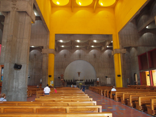 W środku katedry