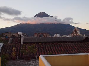 Wulkan Agua -  widok z dachu hotelu