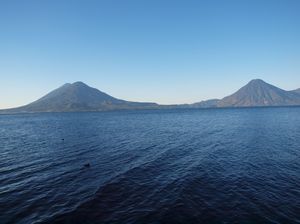 Jezioro -  wulkany San Pedro i po lewej Toliman i Atitlan