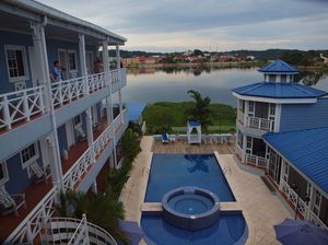 Hotel z widokiem na jezioro Peten Itza