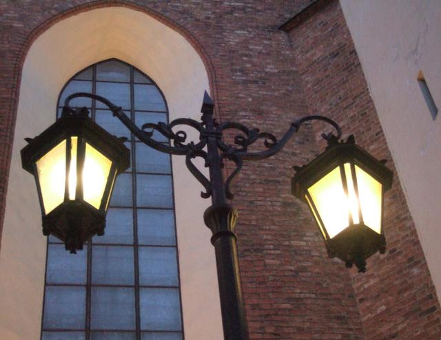 Lampy przy archikatedrze św.J.Chrzciciela