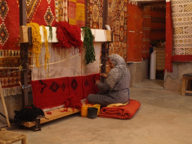 Marokańczycy - tkanie dywanu