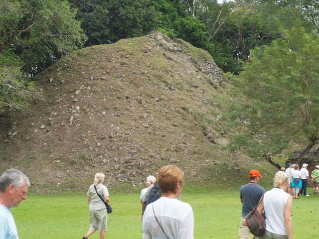 Xunantunich -   nieodponane ruiny