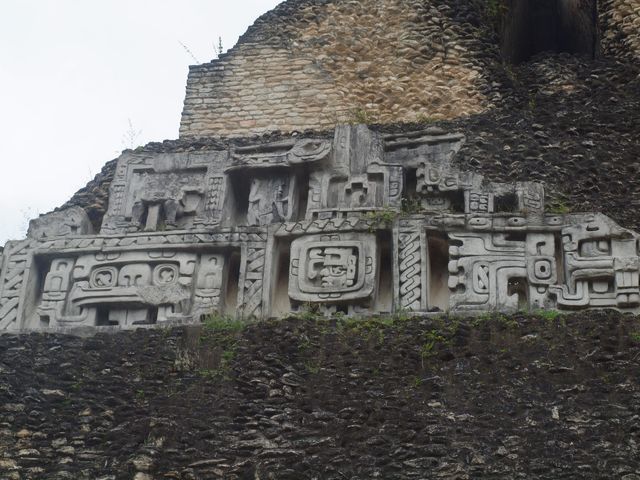 Xunantunich -   schodzę ze szczytu świątyni