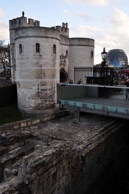 Tower of London, w tle ratusz miasta