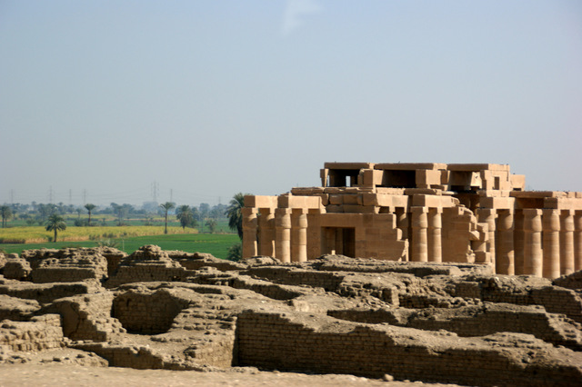 Luxor - Zachodnie Teby - wykopaliska  01 11 263