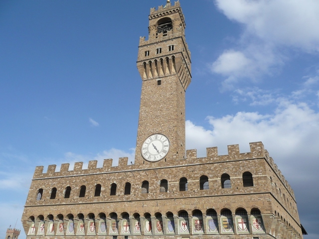 Palazzo Vecchio widziany z tarasu kawiarni Uffizi.