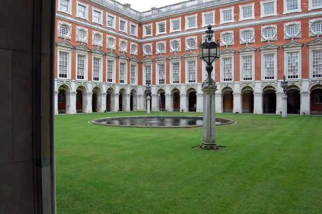Hampton court palace 079