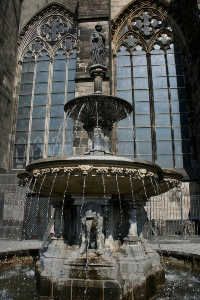 fontanna przed katedrą