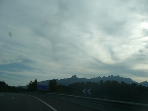 Przed nami pasmo gór Montserrat.