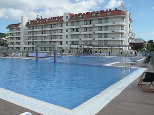 Większość mieszkańców preferuje hotelowe baseny
