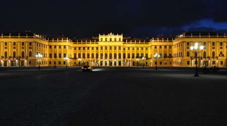 Pałac Schonbrunn nocą