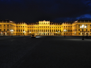 Pałac Schonbrunn nocą