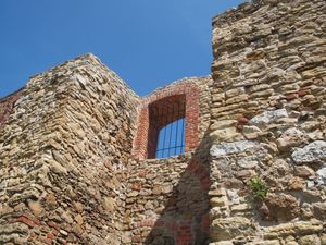 Mury zamku z zewnątrz