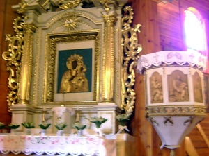 wnętrze kościoła w Białej - lewy ołtarz