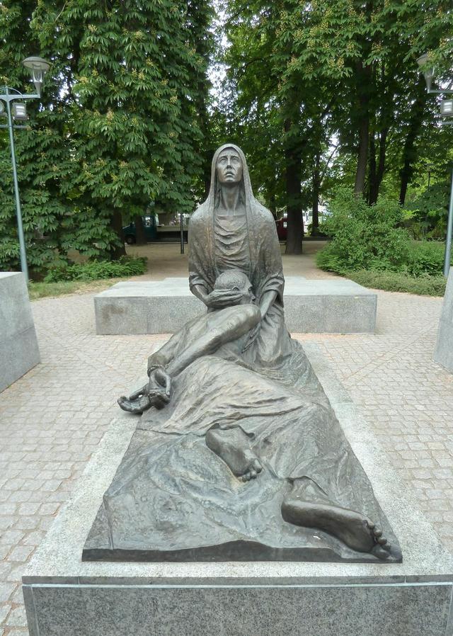 Pomnik katyński - Pieta