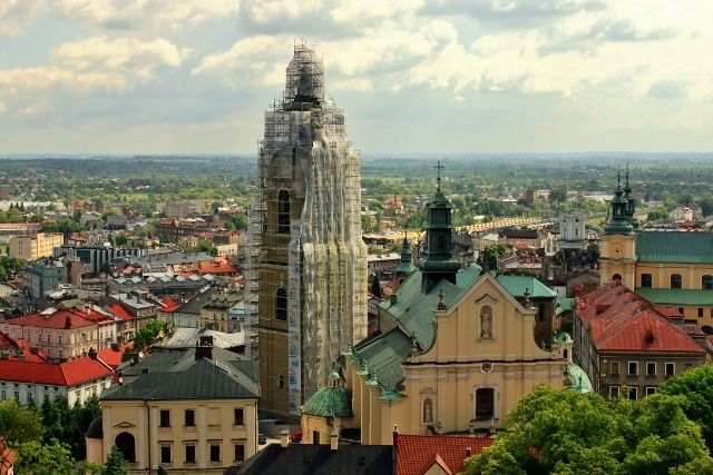 widok z baszty na kościoły w centrum
