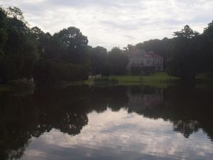 Palac raczynskich w zlotym potoku nad stawem irydion