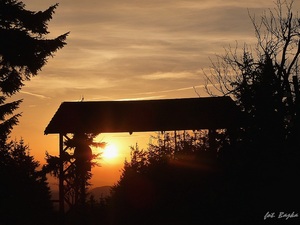 Zachód słońca widziny z Wielkiej Sowy przez bramę wejściową z jednego ze szlaków dojściowych