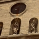 rzeźby na fasadzie