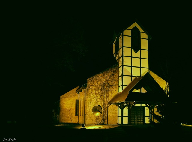 Kościół W Kątach nocą