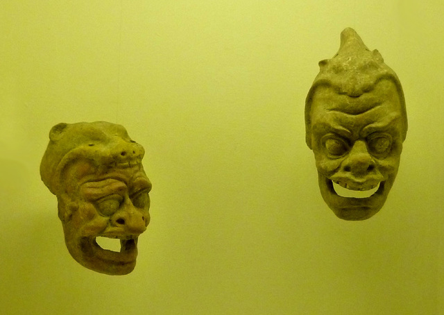 greckie maski w muzeum w Lipari