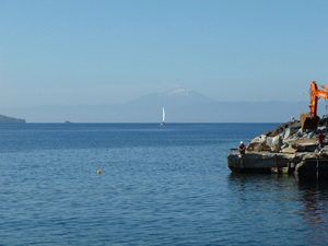 w oddali wybrzeże Sycylii i daleka Etna