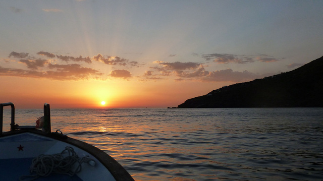 Zachód słońca podczas wycieczki łodzią