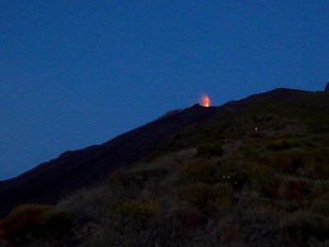 Wieczorna erupcja widoczna z Punta dei Corvi