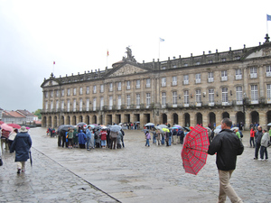 Plac Obradeiro w deszczu 