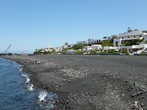 Plaża z czarnym piaskiem w Ficogrande