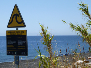 Te tablice ostrzegają przed tsunami