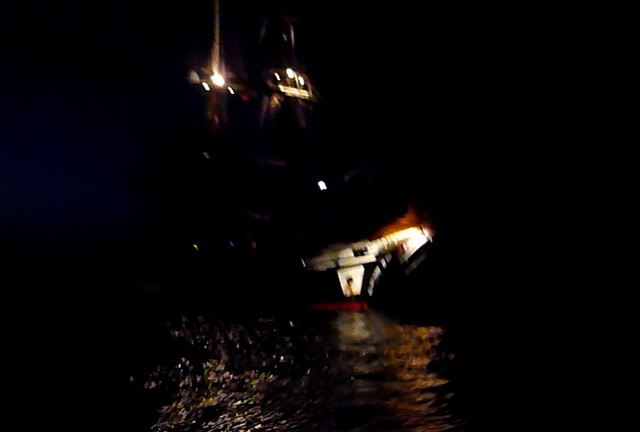 To chyba piracka łódź w ciemności...
