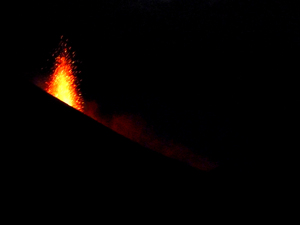 Erupcja na górnej części Sciara del Fuoco