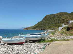Plaża  łódki i widok na Capo Graziano