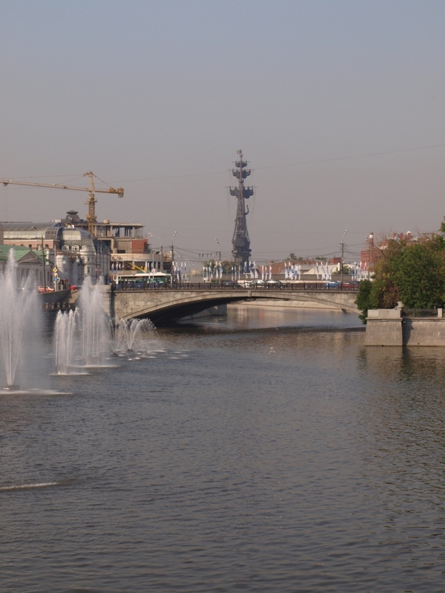 Moskwa, widok na pomnik Piotra I i rz. Moskwa